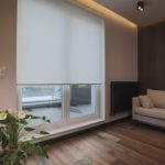 Rolety wolnowiszące prosto z okna na ścianę – poznaj jeden z trendów